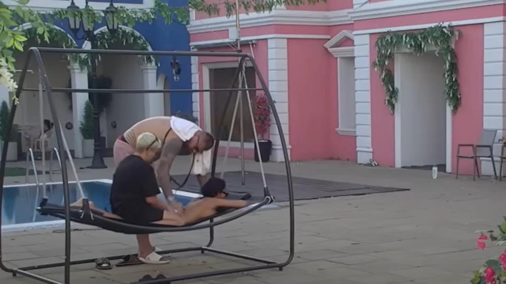 I TATA BI, SINE, DA JE VINE U VISINE: Janjuš IZVATAO MAJU ZA DUPE dok se GOLA SUNČALA - navalio ko međen na bukvu 😅 (VIDEO)