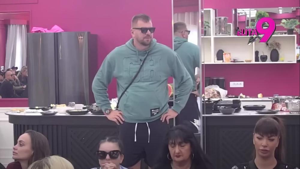 JANJUŠ prokomentarisao susret sa ANELI: Gledala me OKICAMA, ne znam šta hoće 👀😏