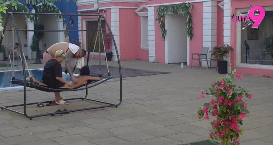 MANIJAČE JEDAN! Janjušu se DIGAO pritisak zbog gole Maje, pipkao joj vrelu zadnjicu, ona vrištala! (VIDEO)