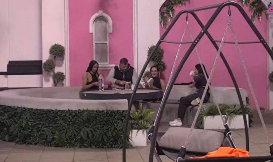 STVARI POSTAJU SVE JASNIJE! Dušica opsednuta Janjušem, prekinula njegovo druženje sa Kačavendom, pa sela pored! (VIDEO)