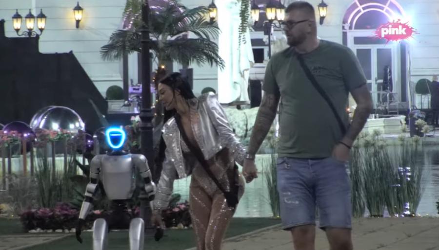 MAJA I JANJUŠ SLAGALI ROBOTA "TOŠU": Prali se od svog odnosa, a onda je usedio ŠOK! (VIDEO)