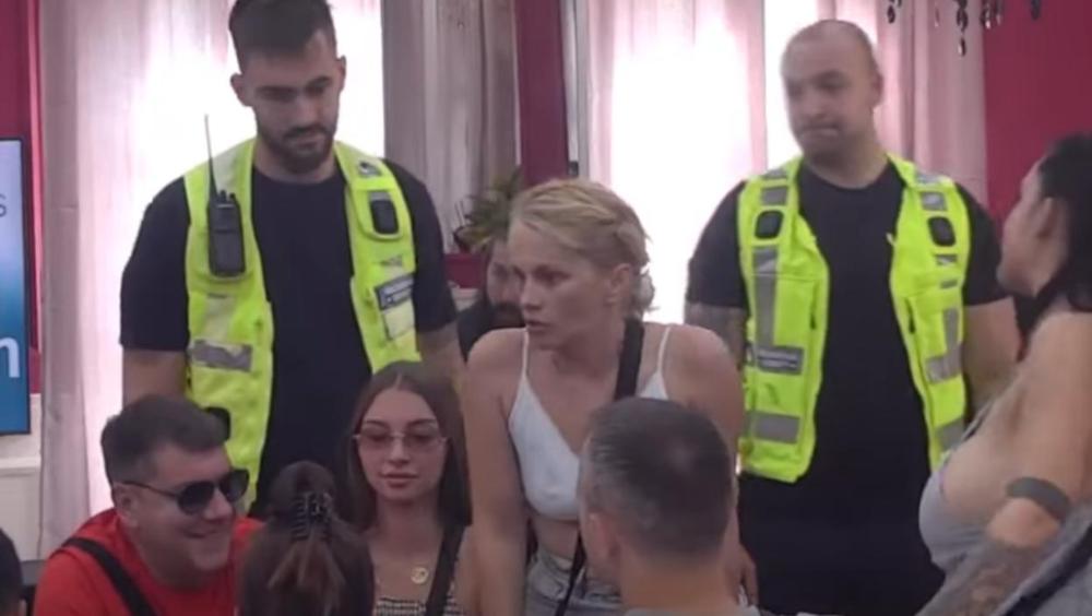 Obezbeđenje uletelo u Belu kuću - učesnica počela da divlja pa nasrnula na Bebicu, Veliki šef je žestoko sankcionisao (VIDEO)