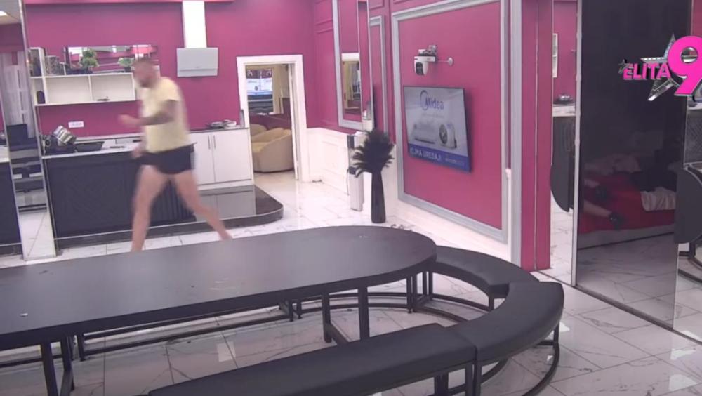 Janjuš pomahnitalo izleteo iz Bele kuće u cik zore - Marka usnimile kamere kako istrčava u donjem vešu