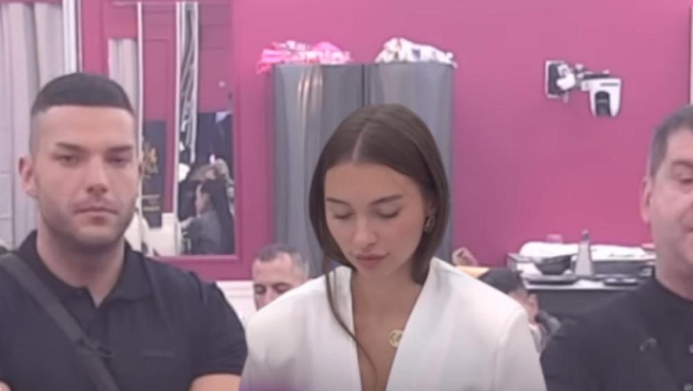 Sara ostavljena sama na stubu srama - Anđelo i Ivan je odbacili kao trulu krpu: "Ne želim da mi se obrati više u životu"