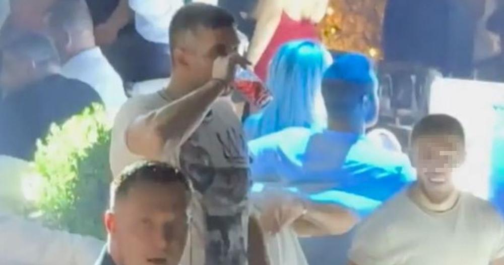 Paparaco! Gastoz uhvaćen u noćnom provodu, grli se sa nepoznatom devojkom: Njegov potez šokirao sve