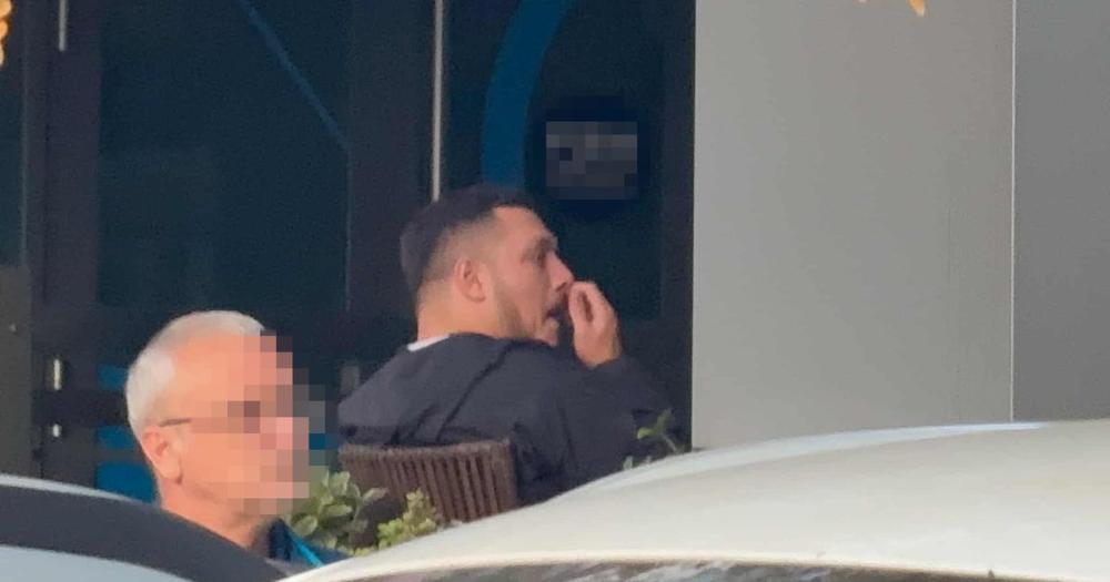 Papraco! Uhvatili smo Gastoza ispred bolnice, deluje vidno zabrinut!