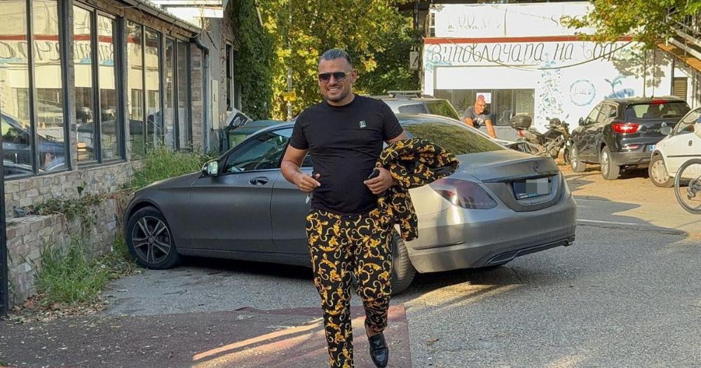 Trostruko slavlje kod Bore Santane: Obukao Versaće odelo i hit mokasine, dovezao se sam skupocenom "mečkom"