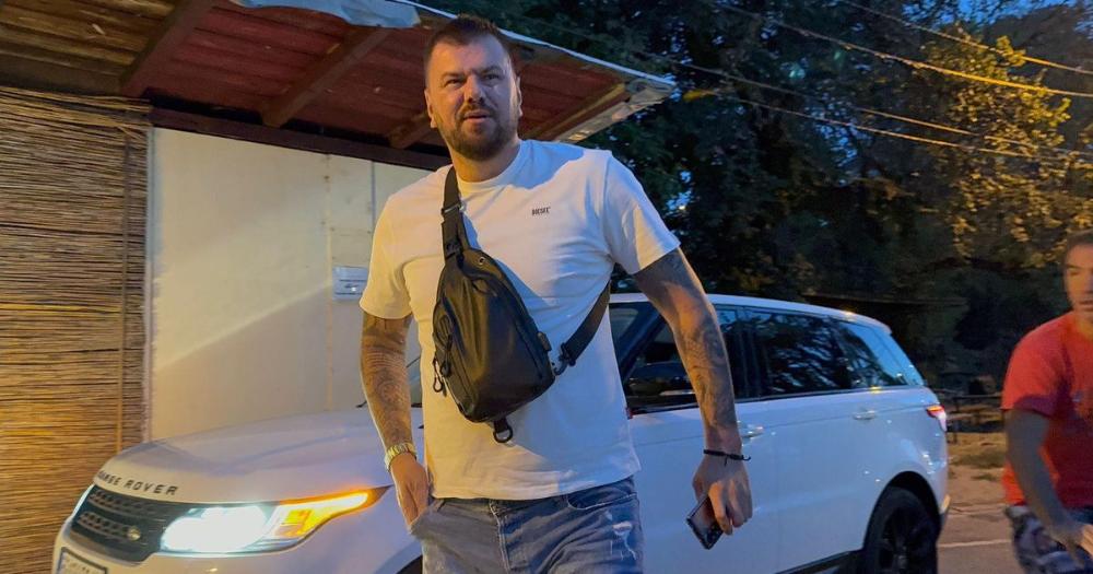 Janjuš jedva hoda, u zavojima došao na proslavu: Pred ulazak u Elitu doživeo užas, evo šta ga je zadesilo
