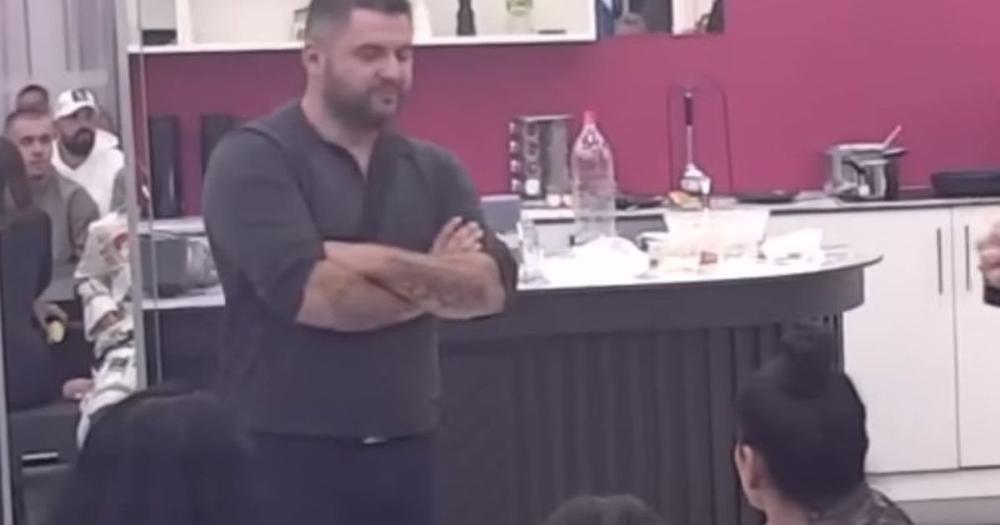 "Da li želiš da budeš moja devojka?" Priznala osećanja Asminu, on joj uzvratio: "Jako si lepa, hrabra, grmiš"