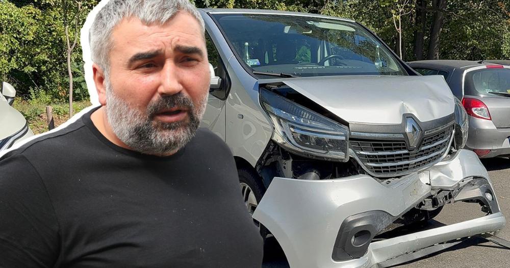 Ovako izgleda potpuno uništen kombi u kojem je Miki Đuričić sinoć doživeo udes! Ostavljen je na parkingu