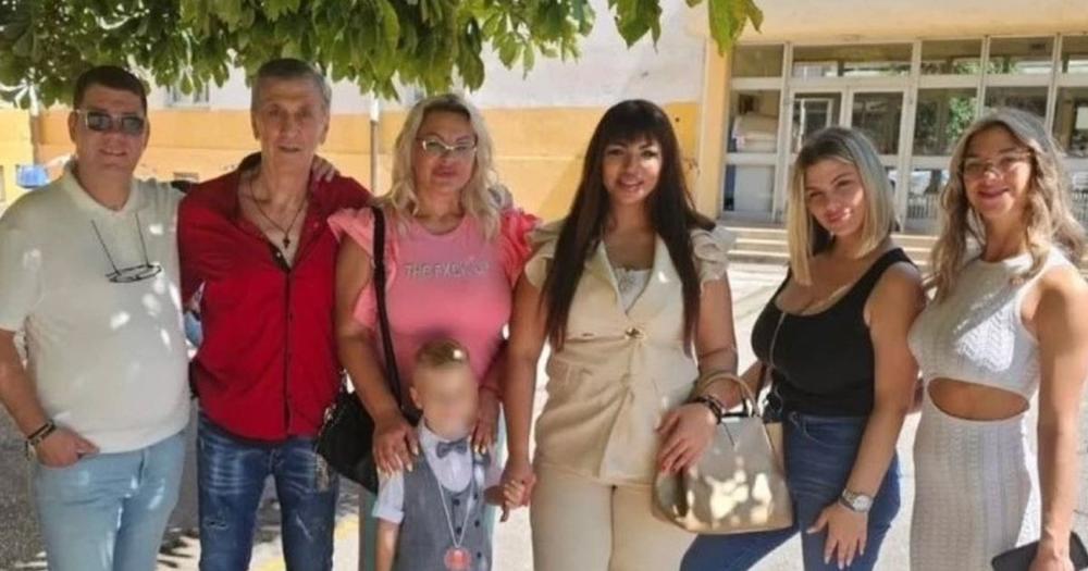 Kulići kao skladna porodica, zajedno ispratili Željka u školu: On u košulji sa leptir mašnom, oduševio sve