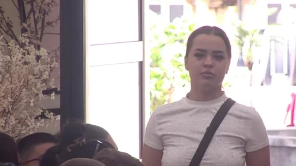 Maloletna Jovana u Eliti 10 tvrdi da ovaj rijaliti učesnik smrdi bukti rat