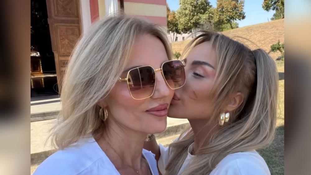 Sofija Janićijević objavila fotku sa majkom kod crkve: Dane je i nju finansirao