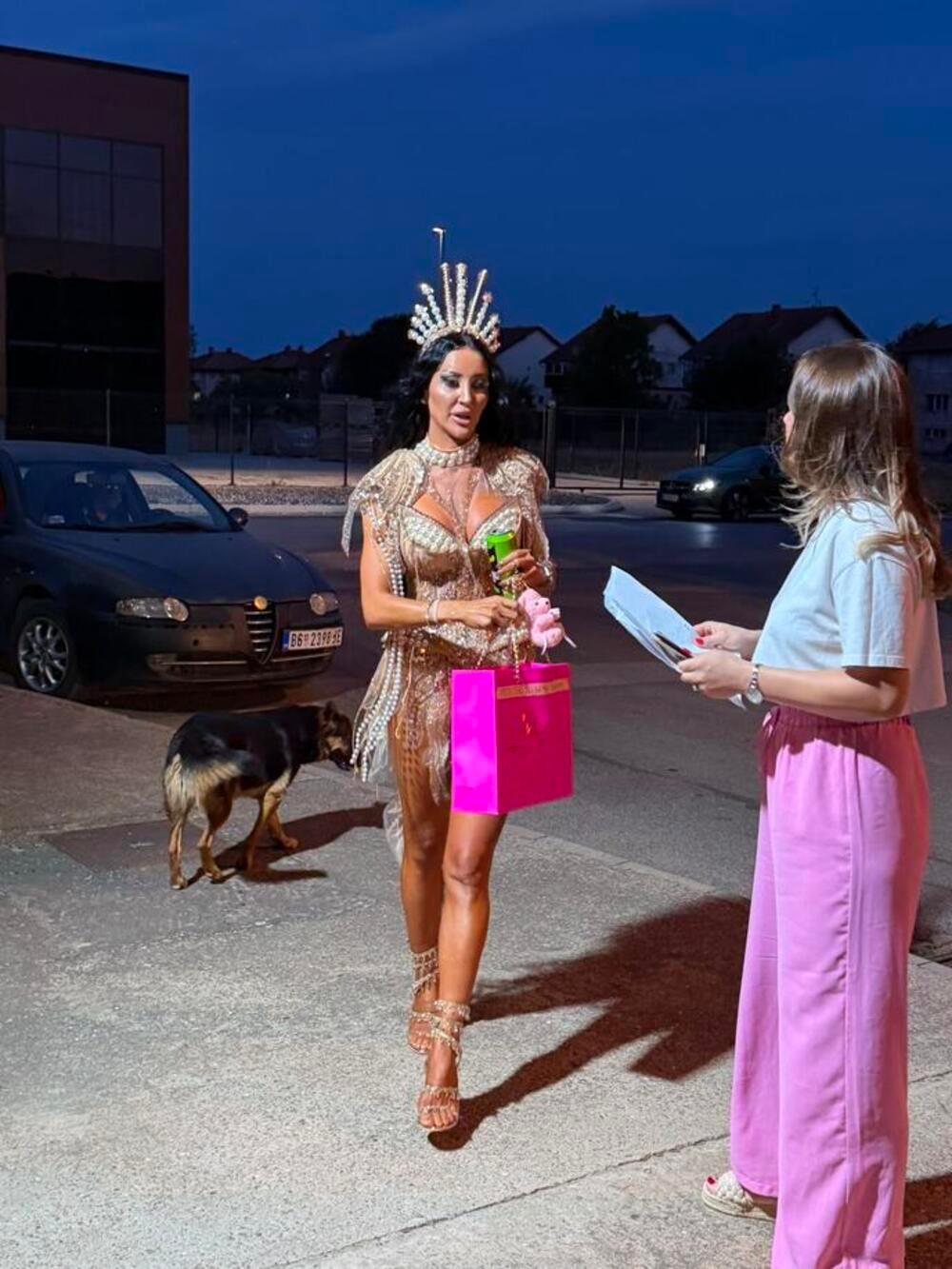 KRUNA VEĆA OD GLAVE! Da li je prepoznajete posle silnih PLASTIČNIH OPERACIJA? Prva stigla u Šimanovce