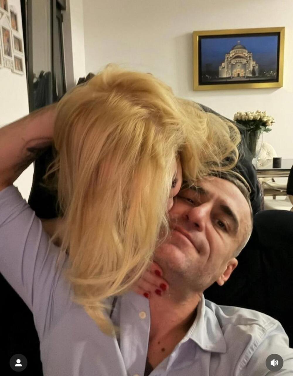 BIVŠI POLITIČAR JE SPOPAO NASRED ULICE! Zgrabio zanosnu PLAVUŠU i nije hteo da je pusti, SLIKA ZAPALILA MREŽE