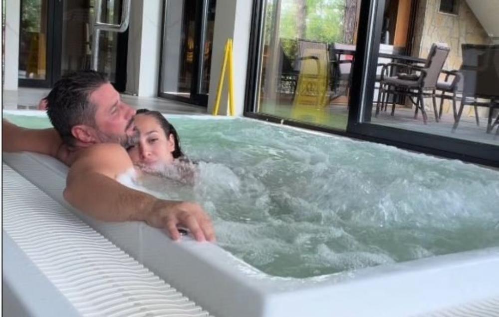 Zar pred decom? Luni i Marku popustile kočnice na porodičnom odmoru (FOTO/VIDEO)