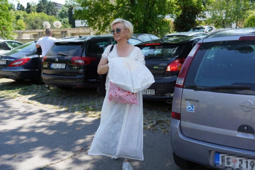 Svi gledaju u njena stopala - Pevačica došla kod Milančeta na koncert u nesvakidašnjem izdanju!