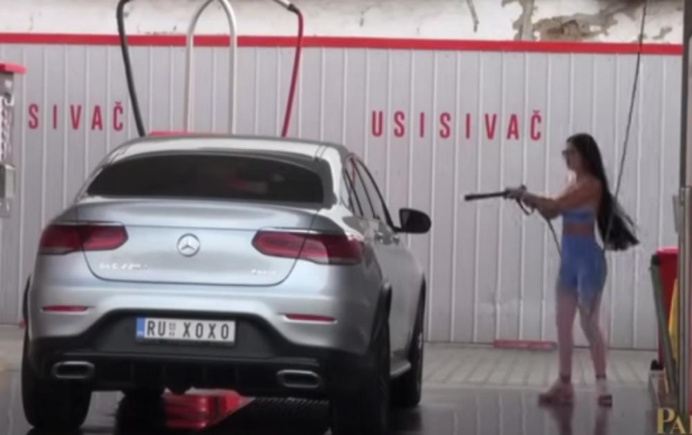 Starleta za dlaku izbegla nezgodu: Istrčala iz auta, pa napravila kolaps u saobraćaju (VIDEO)