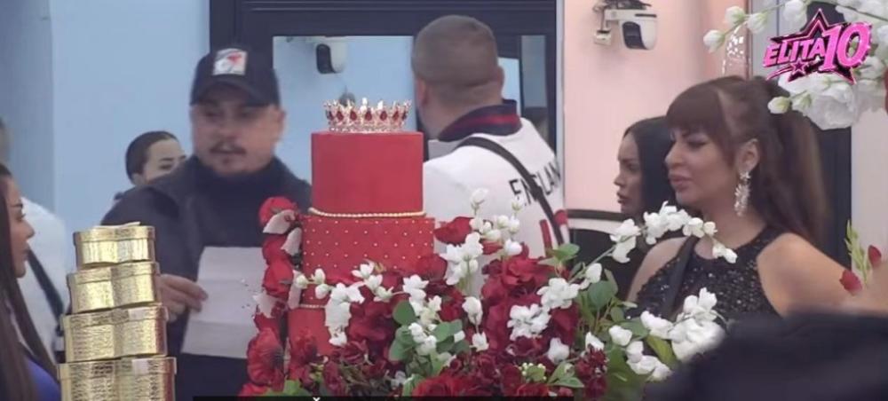 Miljana Kulić u suzama zbog Željkove čestitke! Proslavlja rođendan sa tortama na 8 spratova - Marija joj se obratila oštrim rečima (FOTO)