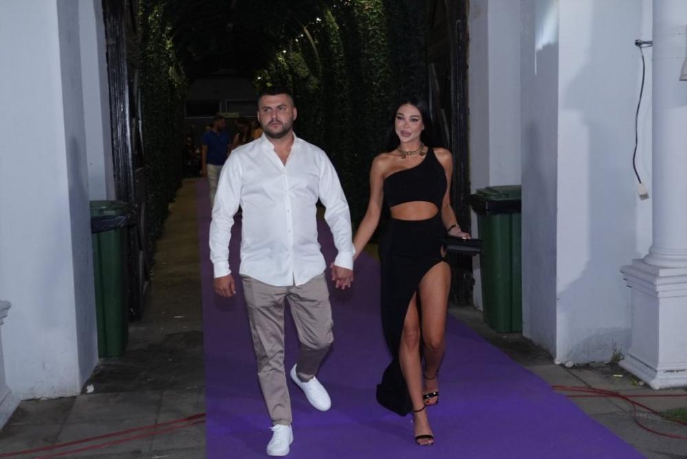 Iscurio snimak iz kreveta! Asmin go, a Maja krišom snima - Legao na grudi i mazi se (FOTO)