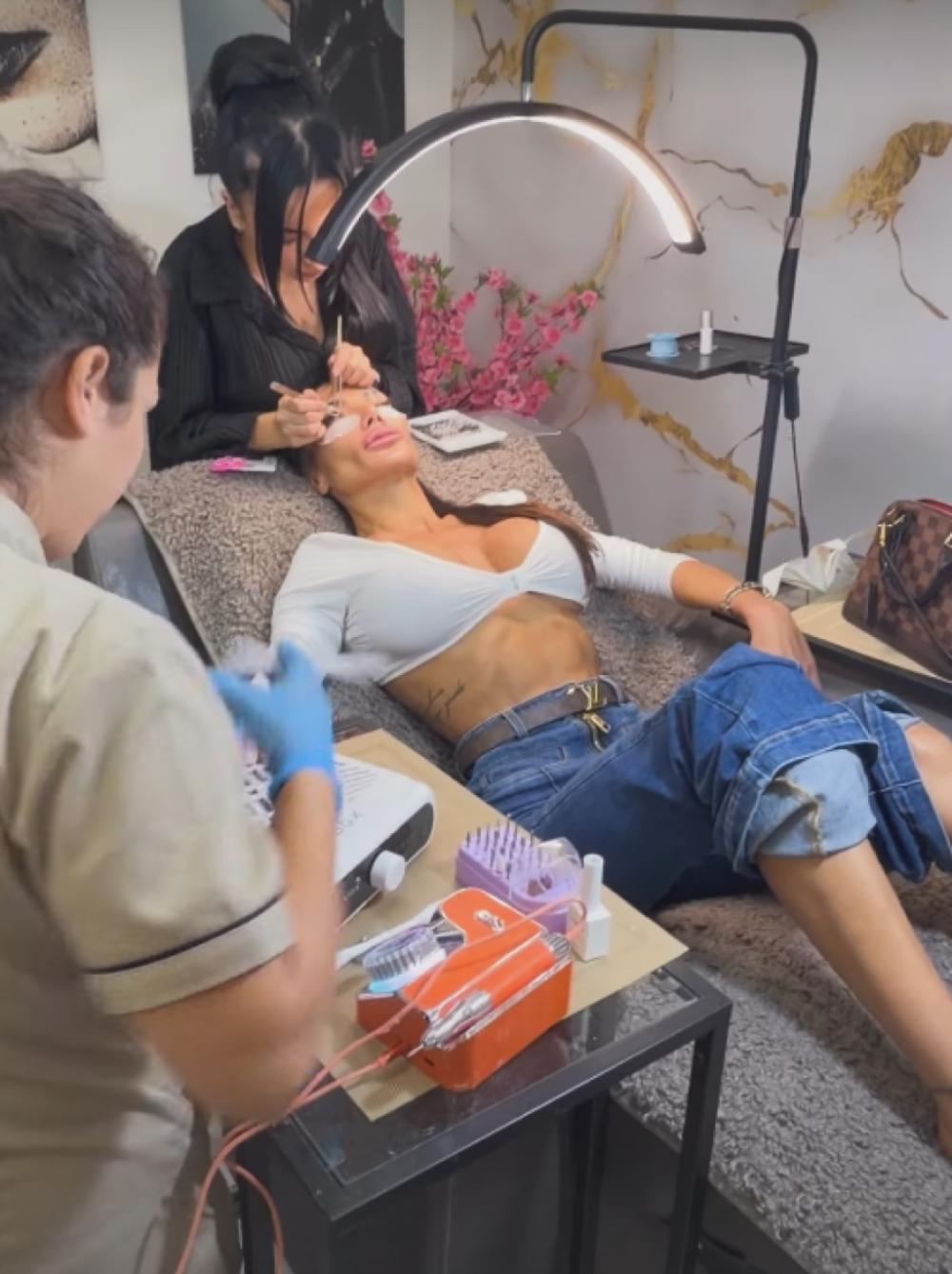 Uh, kako je jaka! Tamara se opustila u fotelji, napucane dude samo što ne ispadnu dok je sređuju (VIDEO)