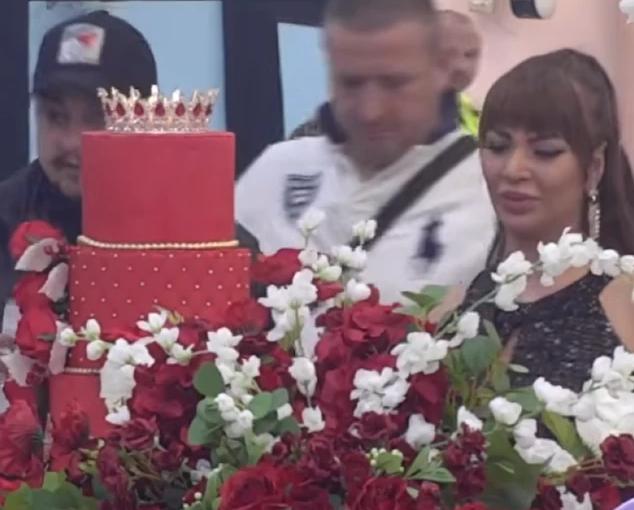 CRVENA TORTA NA 6 SPRATA, CVEĆE, HRANA I PISMO OD SINA: Miljana Kulić slavi rođendan i lije suze (FOTO)