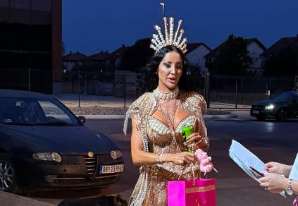 SLAĐA PORŠELINA PRVA STIGLA U "ELITU 10": Zablistala u izazovnom izdanju, kruna na glavi i pokloni u rukama (FOTO)