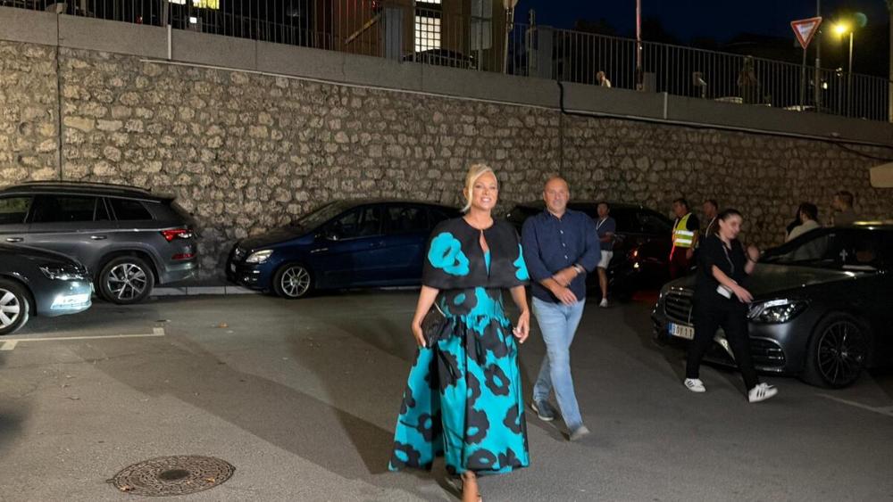 MILANČE SPREMA VEČE ZA PAMĆENJE: Okupio najveće zvezde na jednom mestu, a ovaj pevač stigao u besnoj mašini od 50.000 €... (VIDEO)