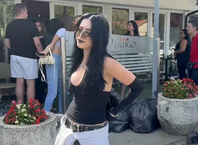 BISEKSUALKA STIGLA MAMURNA I DEKOLTEOM DO PUPKA! Milica Vidaković napravila pometnju pred ulazak u Elitu 10