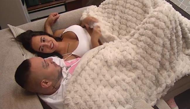 FILIP CAR I LAURA PRGOMET ZAJEDNO U KREVETU! Rijaliti igrači razmenjuju nežnosti prvi dan "Elite 10" (FOTO)