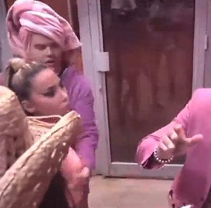 (VIDEO) SATERALA GA UZA ZID PA GA IŠAMARALA I IŠUTIRALA: Aneli upotrebila silu nad Đukićem: Filip trpi udarce i ćuti! Ovo nikad neće zaboraviti