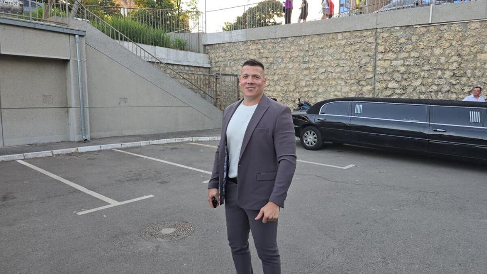 PEVAČEV LJUBAVNI SKANDAL TRESAO JAVNOST: Supruga znala za sve, a ljubavnica kasnije doživela PAKAO...
