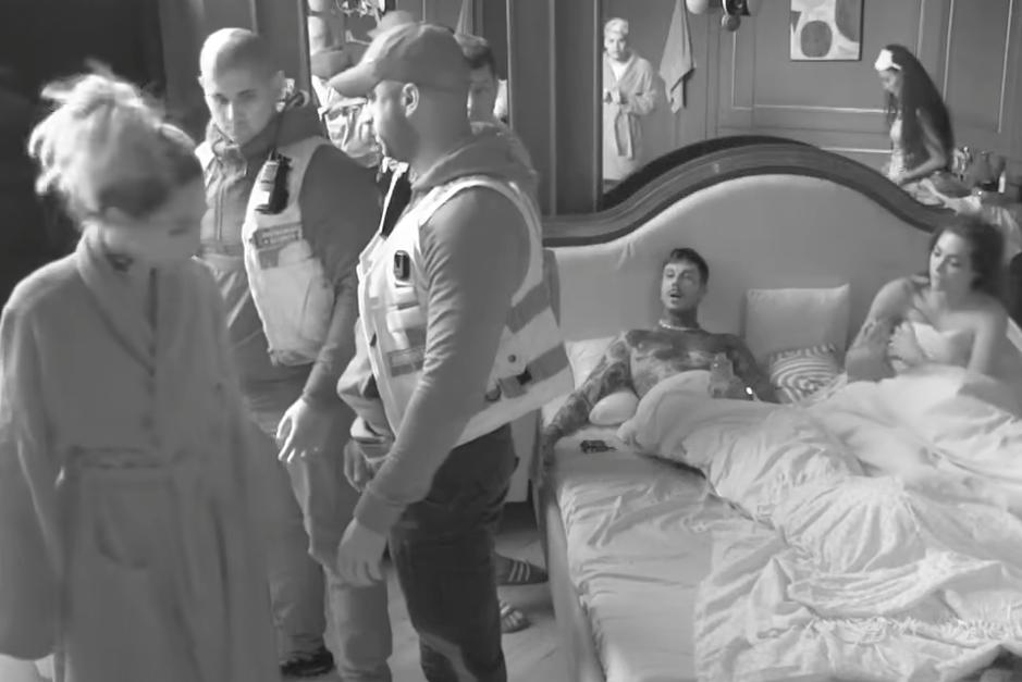 ANELI BANULA U HOTEL I ZATEKLA ĐUKIĆA SA LAUROM POSLE VRELE AKCIJE: Nastao totalni haos, obezbeđenje ih razdvajalo (VIDEO)