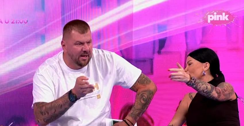 JANJUŠ ULETEO U STUDIO, PREKINUO EMISIJU! Nastao neviđeni karambol sa Milenom i Žanom! Pljušte teške prozivke, obezbeđenje hitno reagovalo (VIDEO)