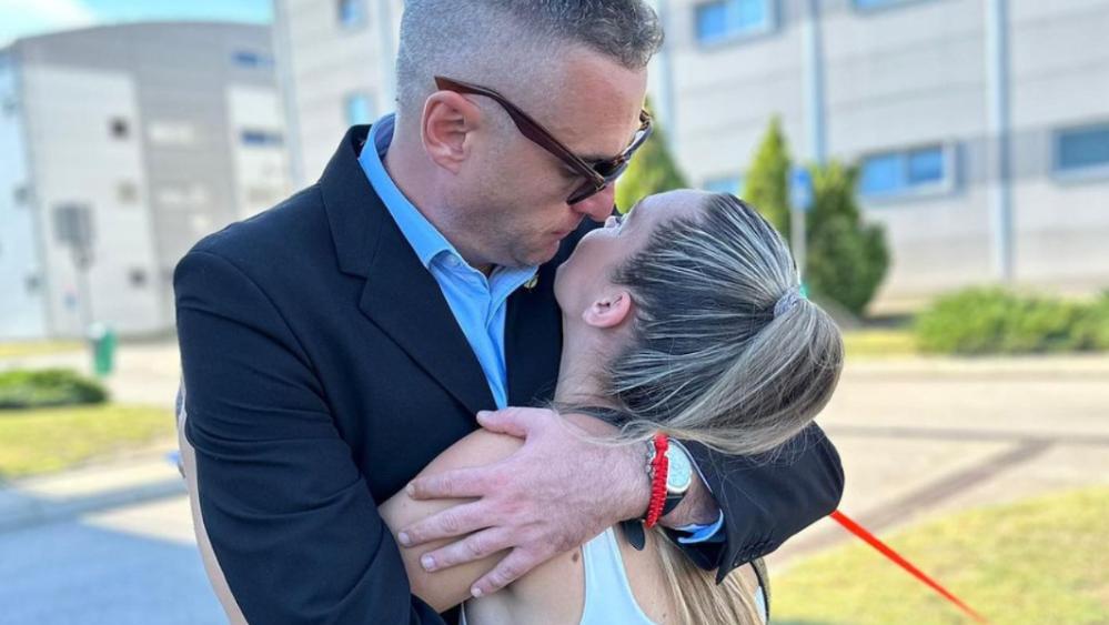 Bivši sprski političar se razveo pre 3 dana, a već se ljubi s drugom: Puca sve od strasti, otkačio ženu pa uživa