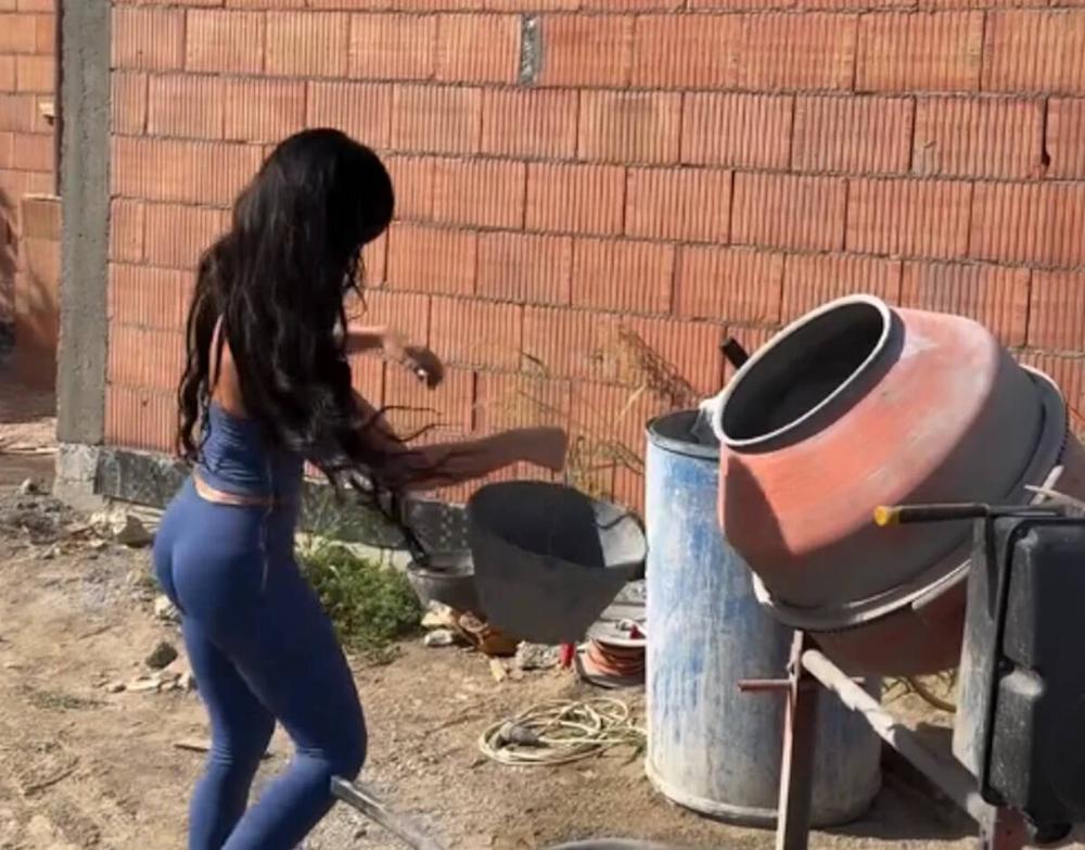 "Bauštelka na terenu": Stanijin brat zida zgradu u Rumi, a starleta radi na mešalici za beton (Foto)