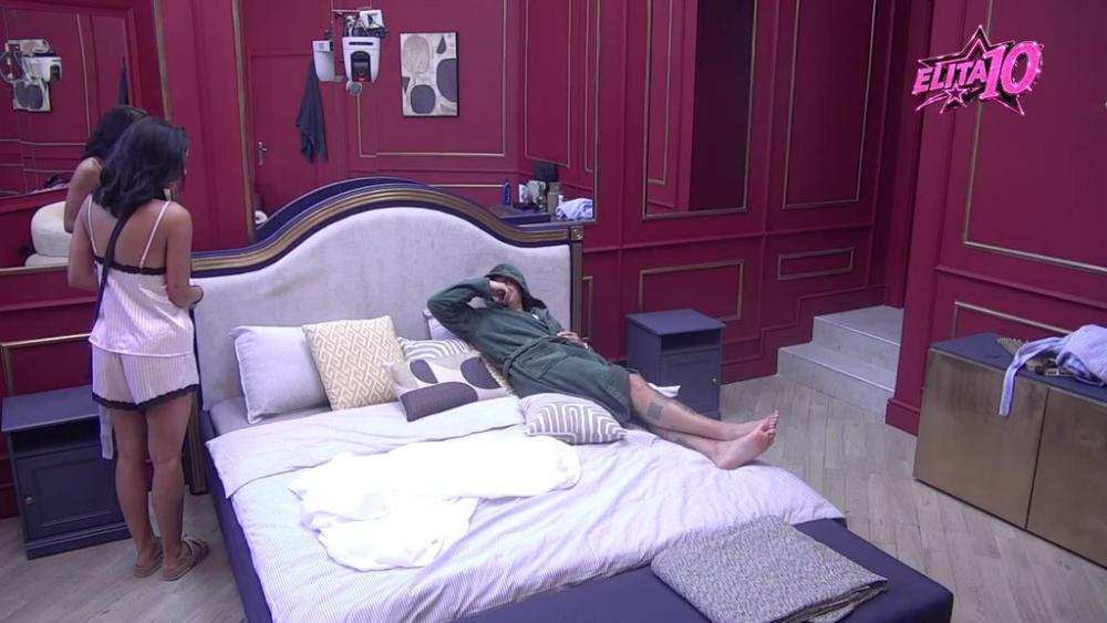 Neprijatnost se seče nožem! Laura zatekla Karića u svom krevetu, pa ga odmah pitala jedno pitanje (VIDEO)