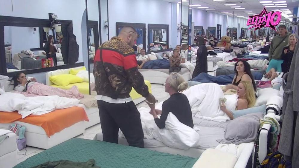 Široke ruke! Car rešio da pare dobijene na konki pokloni cimerima! (VIDEO)