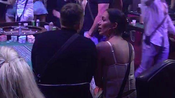 Bezobrazan si, ograđuješ se od mene: Laura zamerila Kariću jer je ne brani od Ivana, on joj dao savet šta da radi (VIDEO)