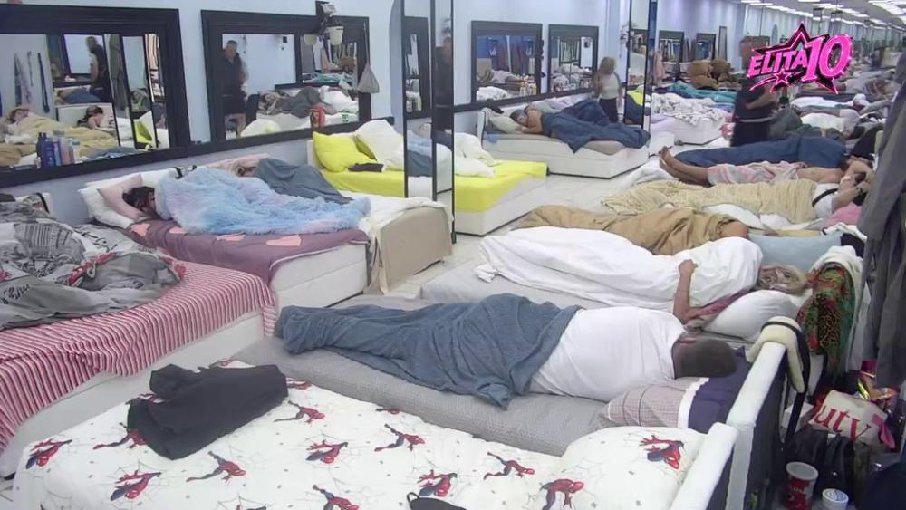 Kakvo jutro! Veliki šef probudio učesnike hitom Bebi Dol, ona se pokrila JASTUKOM PO GLAVI (VIDEO)