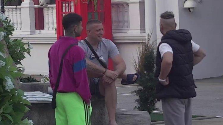 Začudili se: Đukić otkrio cimerima koliko je zaradio novca za sat vremena na TikToku, oni u šoku! (VIDEO)