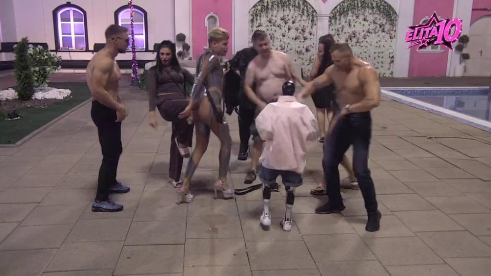 Vrelo, vrelije, najvrelije: Učesnici potpuno izgubili kočnice i priredili Toši pravi plesni spektakl, pa palo i skidanje!  (VIDEO)