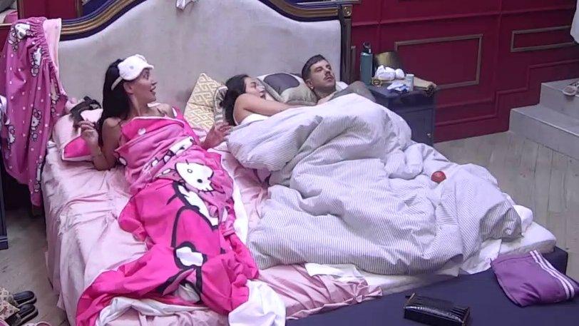 Zasigurna trojka: Laura i Filip se prepustili emocijama, a kraj njih legala ONA (VIDEO)
