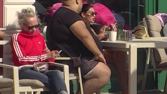 Bebi Dol u svom stilu: Uživa u sunčanom jutru uz kaficu i cigaricu (VIDEO)