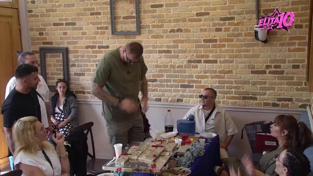 Objasnio sam ti da se sa mnom NE KAČIŠ! Dača među svojim poklonima našao nešto namenjeno Janjušu, porodica Virijević mu poslala OVO (VIDEO)