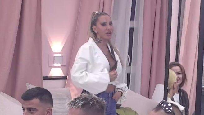 Neće da me zagrli i poljubi, kao da ga je SRAMOTA: Aneli progovorila o vezi i svađama sa Đukićem, pa priznala: Rekao mi je da... (VIDEO)