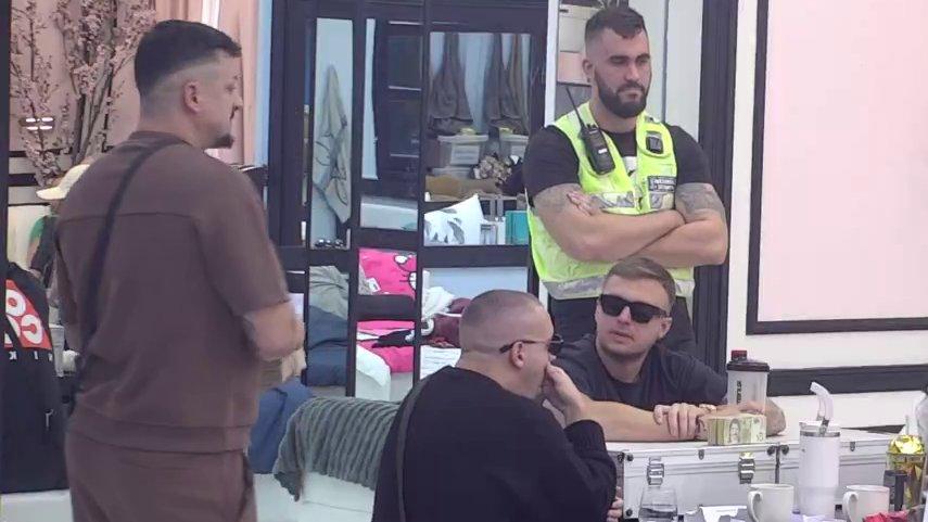 Svi znamo koliko si žena obrnuo: Terza nikad više nahvalio Karića, pa ga počastio velikim budžetom! (VIDEO)
