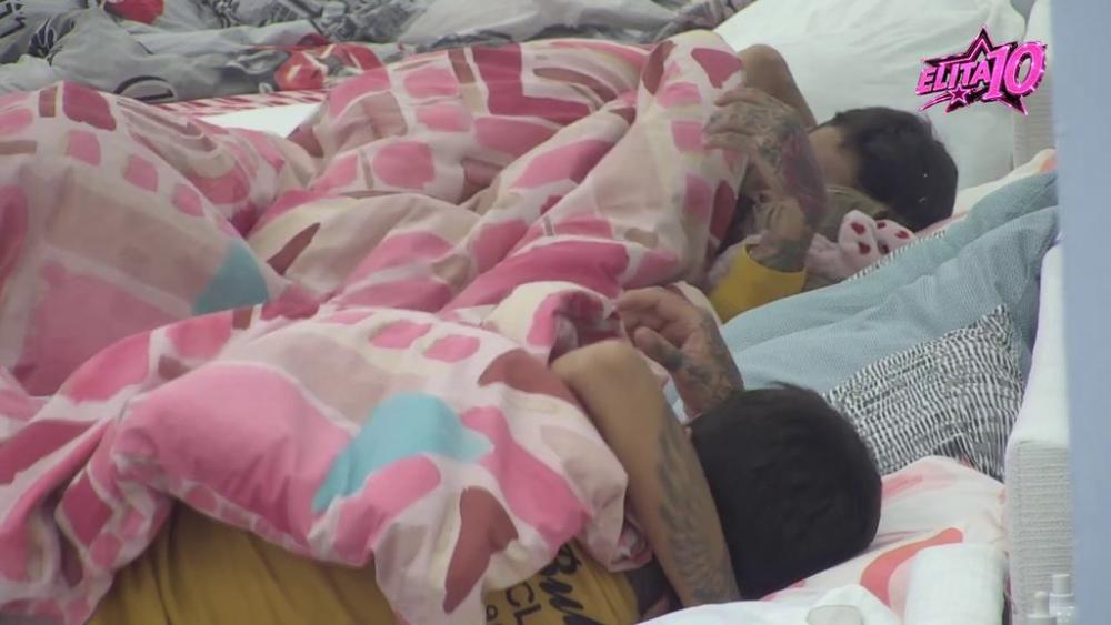 Terza ih razdvojio izolacijom, oni se brže-bolje opet spojili! Aneli i Filip se ljube i maze usred belog dana, ne mare za poglede (VIDEO)