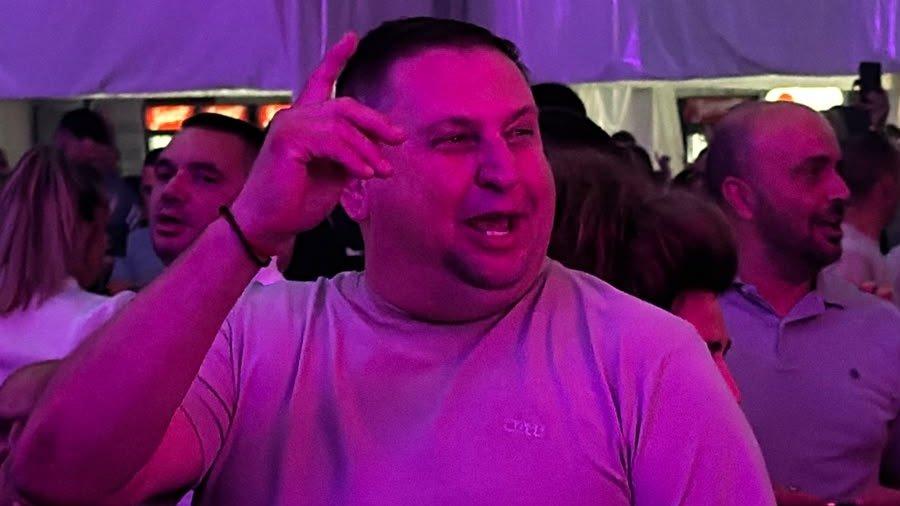 TAKI MARINKOVIĆ UHVAĆEN NA ŠABAČKOM VAŠARU: Pogledajte šta je Majin otac radio ispod šatora, s nestrpljenjem iščekuje nastup poznate pevačice (FOTO)