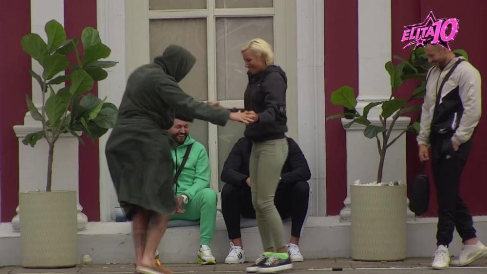 KAKAV PLES! Karić i Jasenka zaigrali nasred dvorišta, vrište i skaču od sreće, veselje izbija iz njih (VIDEO)